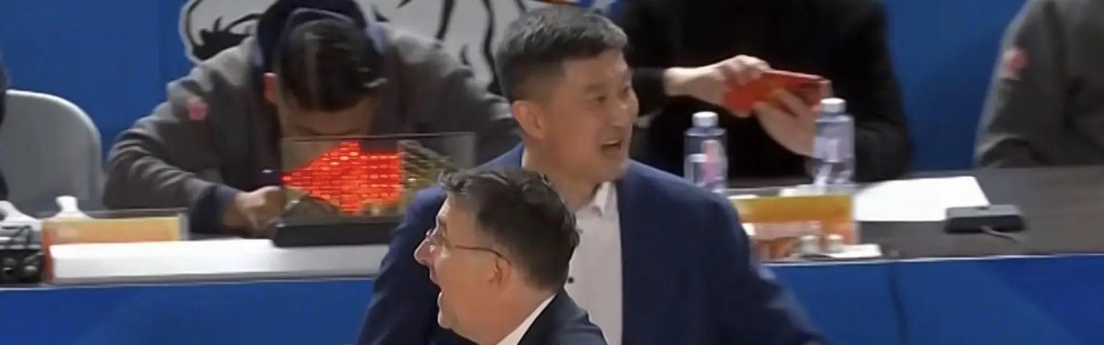 广东3消息！杜锋被批输球后还在笑，徐杰最新伤情，萨林杰被劝退