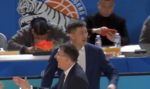 广东3消息！杜锋被批输球后还在笑，徐杰最新伤情，萨林杰被劝退