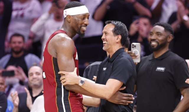 体育娱乐-致敬科比时也请尊重阿德巴约~美媒：科比也是打弱队&amp;有刷数据嫌疑