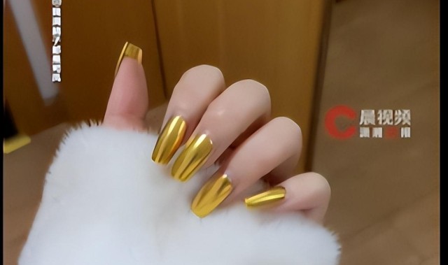 全球搏彩平台-女子用20g黄金打造新年美甲，称用自己穿戴甲定做的，最新回应：是真金，过年就要装一把
