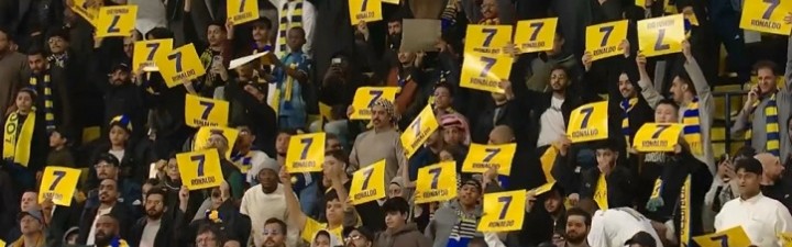 体育娱乐-支持C罗！利雅得胜利球迷第7分钟高唱C罗名字并高举7号