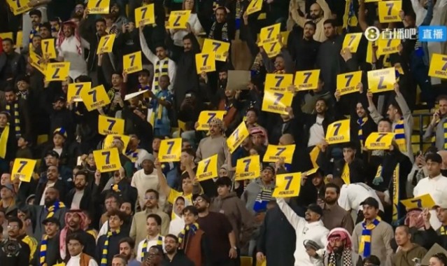 体育娱乐-支持C罗！利雅得胜利球迷第7分钟高唱C罗名字并高举7号