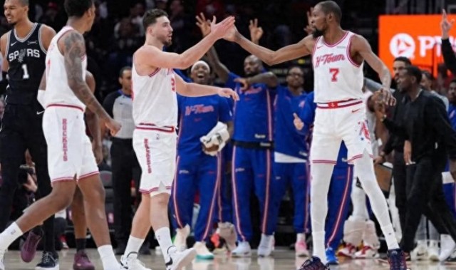 轰28+16+5！文班爆锤火箭，杜兰特作茧自缚，乌度卡也暴露缺陷了|马刺|凯文·杜兰特|文班亚马|申京|外线_新浪体育_新浪新闻