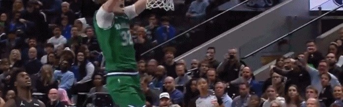 年轻气盛！克里斯蒂单手甩传很写意 弗拉格双手重扣打停篮网