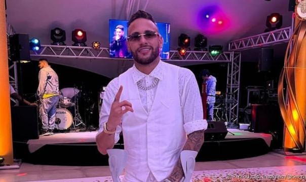 赛事直播-回巴西养伤 新年期间拄拐杖狂欢3天 内马尔挨批！