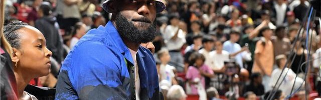 名记：詹姆斯自己都未必清楚还会打多久 他会等到明年再看情况