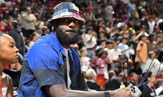 名记：詹姆斯自己都未必清楚还会打多久 他会等到明年再看情况