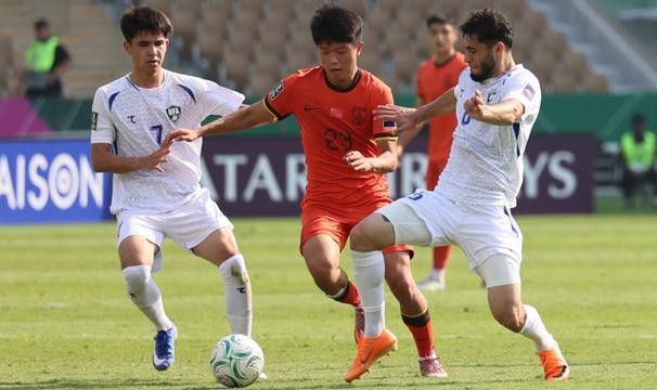 体育资讯-坐拥四大猛将，海港为何连续三年升级右后卫，这次更以千万级标王价砸向杨希？