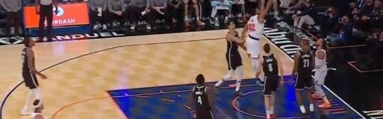 开云博彩-这球挺硬！唐斯篮下扛开克洛尼 旱地拔葱单臂暴扣！