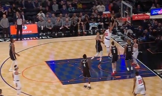 开云博彩-这球挺硬！唐斯篮下扛开克洛尼 旱地拔葱单臂暴扣！